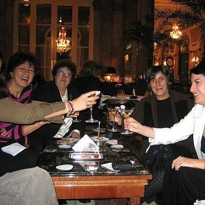 2005. Brindis en el hotel Alvear de Buenos Aires. De izda a derecha, María Eloy Garcia, J.C., Cinta Montagut, Chus Pato, Aurora Luque 